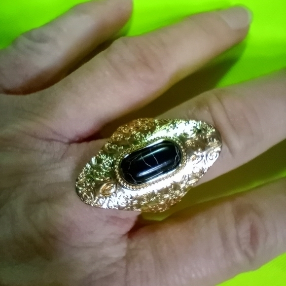 Large goldtone decorative black faux turquoise ring size 11.5 - Picture 1 of 5